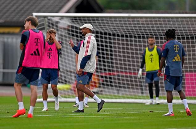 27.07.2026, Fussball Bundesliga 2026 2027, Trainingslager FC Bayern München in Rottach-Egern am Tegernsee (Bayern). Trainer Vincent Kompany (3. von links, FC Bayern München) gibt Anweisungen. *** July 27, 2026, 2026–2027 Bundesliga, FC Bayern Munich training camp in Rottach Egern on Lake Tegernsee; Bayern coach Vincent Kompany, third from the left, gives instructions
