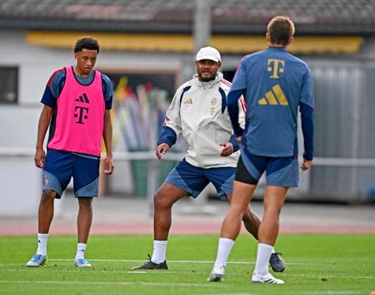 27.07.2026, Fussball Bundesliga 2026 2027, Trainingslager FC Bayern München in Rottach-Egern am Tegernsee (Bayern). Trainer Vincent Kompany (2. von links, FC Bayern München) gibt Anweisungen. *** July 27, 2026, 2026–2027 Bundesliga, FC Bayern Munich training camp in Rottach Egern on Lake Tegernsee; Bayern coach Vincent Kompany, second from the left, gives instructions