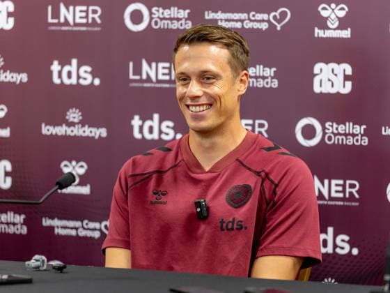 Alexander Schwolow of Hearts of Midlothian Speak to the press ahead of the clash with Sturm Graz Heart of Midlothian press conference, PK, Pressekonferenz ahead of their UEFA Champions League Qualifier, Football, Tynecastle Park, Edinburgh, Scotland, UK - 27 Jul 2026Edinburgh Oriam Scotland United Kingdom  Copyright: xAlanxRennie Shutterstockx 17015679af