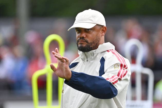 Trainer Vincent KOMPANY (Bayern Muenchen), Gestik,gibt Anweisungen, Einzelbild,angeschnittenes Einzelmotiv,Halbfigur,halbe Figur. Oeffentliches Training FC Bayern Muenchen im Trainingslager in Rottach Egern am 27.07.2026. Fussball 1. Bundesliga,Saison 2026 2027. *** Coach Vincent KOMPANY, Bayern Munich; gesturing, giving instructions; single frame; cropped close-up; half-length portrait; FC Bayern Munich public training session at the training camp in Rottach-Egern on July 27, 2026; soccer; Bundesliga 1;2026–2027 season