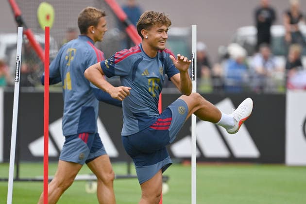 Tom Bischof (Bayern Muenchen), hi:Joao PALHINHA (Bayern Muenchen). Oeffentliches Training FC Bayern Muenchen im Trainingslager in Rottach Egern am 27.07.2026. Fussball 1. Bundesliga,Saison 2026 2027. *** Tom Bischof, Bayern Munich; Hi, Joao PALHINHA, Bayern Munich; Public training session for FC Bayern Munich at the training camp in Rottach-Egern on July 27, 2026; Soccer, Bundesliga 1, 2026–2027 season