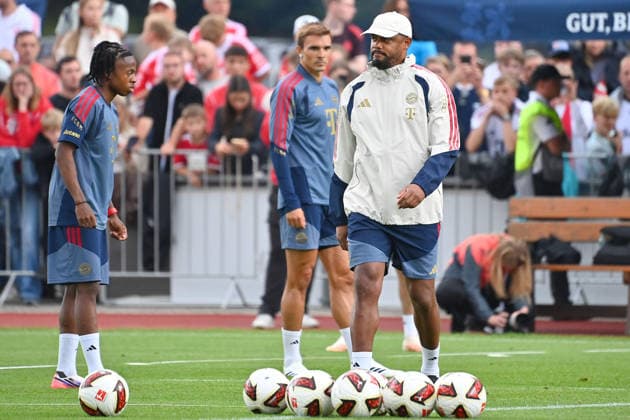 Trainer Vincent KOMPANY (Bayern Muenchen) li:Wisdom MIKE, hi:Joao PALHINHA (Bayern Muenchen). Oeffentliches Training FC Bayern Muenchen im Trainingslager in Rottach Egern am 27.07.2026. Fussball 1. Bundesliga,Saison 2026 2027. Â *** Coach Vincent KOMPANY, Bayern Munich; Li Wisdom MIKE; Hi Joao PALHINHA, Bayern Munich; FC Bayern Munich public training session at the training camp in Rottach-Egern on July 27, 2026; Soccer, Bundesliga 1,2026–2027 season Â
