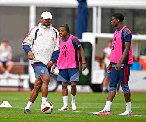 27.07.2026, Fussball Bundesliga 2026 2027, Trainingslager FC Bayern München in Rottach-Egern am Tegernsee (Bayern). Trainer Vincent Kompany (FC Bayern München) Mike Wisdom (mitte, FC Bayern München) *** July 27, 2026, 2026–2027 Bundesliga, FC Bayern Munich training camp in Rottach Egern on Lake Tegernsee, Bayern coach Vincent Kompany, FC Bayern Munich, Mike Wisdom (center), FC Bayern Munich