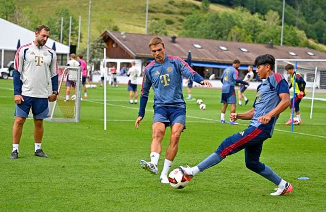 27.07.2026, Fussball Bundesliga 2026 2027, Trainingslager FC Bayern München in Rottach-Egern am Tegernsee (Bayern). Joao Palhinha (FC Bayern München) setzt sich durch, *** July 27, 2026, 2026–2027 Bundesliga, FC Bayern Munich training camp in Rottach-Egern on Lake Tegernsee, Bavaria, Joao Palhinha, FC Bayern Munich prevails,