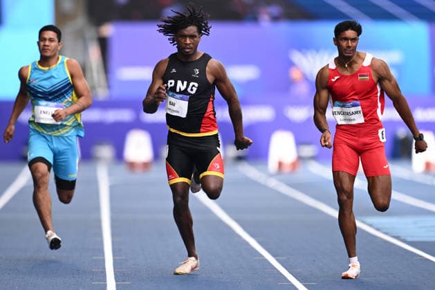 COM26 ATHLETICS, Johnny Bai of Papua New Guinea (centre) competes in the Men s 100m Heats during the the Glasgow 2026 Commonwealth Games at Scotstoun Stadium in Glasgow, Scotland, Monday, July 27, 2026. ( NO ARCHIVING, EDITORIAL USE ONLY Glasgow United Kingdom  Copyright: xJOELxCARRETTx 20260728119145430453