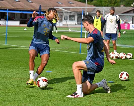 27.07.2026, Fussball Bundesliga 2026 2027, Trainingslager FC Bayern München in Rottach-Egern am Tegernsee (Bayern). Sacha Boey (FC Bayern München) seine Haare vor dem Gesicht. *** July 27, 2026, 2026–2027 Bundesliga, FC Bayern Munich training camp in Rottach-Egern on Lake Tegernsee, Bavaria, Sacha Boey, FC Bayern Munich, his hair in front of his face