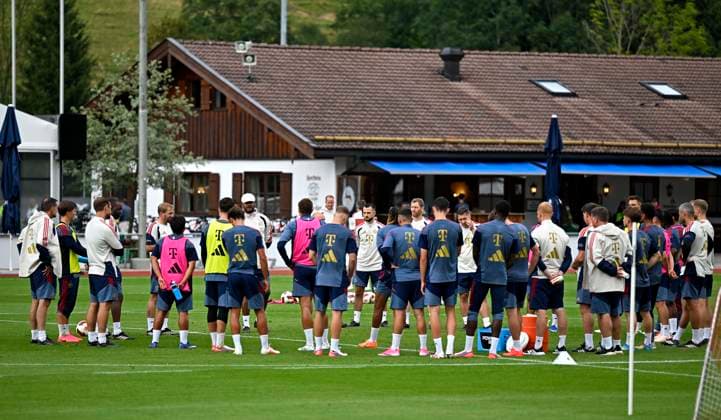 27.07.2026, Fussball Bundesliga 2026 2027, Trainingslager FC Bayern München in Rottach-Egern am Tegernsee (Bayern). Die Spieler und das Trainerteam versammeln sich umn Trainer Vincent Kompany (FC Bayern München) *** July 27, 2026, 2026–2027 Bundesliga, FC Bayern Munich training camp in Rottach Egern on Lake Tegernsee, Bavaria. The players and coaching staff gather around head coach Vincent Kompany at FC Bayern Munich