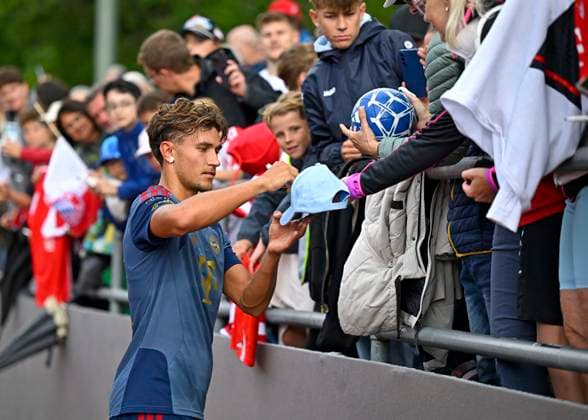 27.07.2026, Fussball Bundesliga 2026 2027, Trainingslager FC Bayern München in Rottach-Egern am Tegernsee (Bayern). Tom Bischof (FC Bayern München) beim Autogramme unterzeichnen. *** July 27, 2026, 2026–2027 Bundesliga, FC Bayern Munich training camp in Rottach Egern on Lake Tegernsee, Bavaria; Tom Bischof of FC Bayern Munich signing autographs