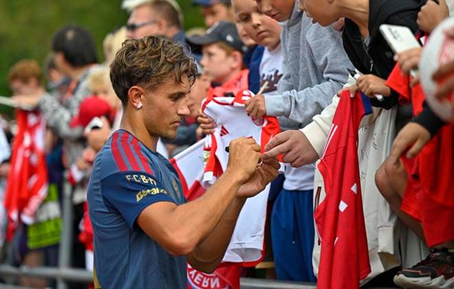 27.07.2026, Fussball Bundesliga 2026 2027, Trainingslager FC Bayern München in Rottach-Egern am Tegernsee (Bayern). Tom Bischof (FC Bayern München) beim Autogramme unterzeichnen. *** July 27, 2026, 2026–2027 Bundesliga, FC Bayern Munich training camp in Rottach Egern on Lake Tegernsee, Bavaria; Tom Bischof of FC Bayern Munich signing autographs