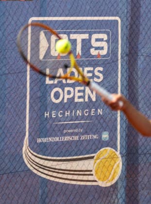 Das Logo mit Schläger und Ball während dem Match 27. CTS Ladies Open Hechingen, Tennis, Frauen, Hechingen, 27.07.2026 27. CTS Ladies Open Hechingen, Tennis, Frauen, Hechingen, 27.07.2026 Hechingen *** The logo featuring a racket and ball during the 27th CTS Ladies Open in Hechingen, tennis, women, Hechingen, July 27, 2026 27th CTS Ladies Open in Hechingen, tennis, women, Hechingen, July 27, 2026 Hechingen Copyright: xEibner-Pressefotox EP_EER