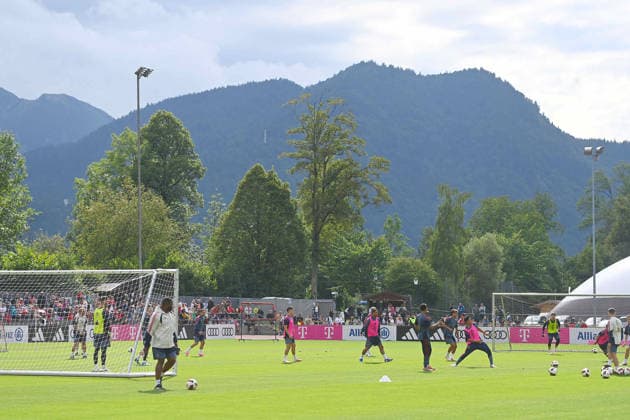 Ubersicht Stadion am Birkenmoos mit Bergen. Oeffentliches Training FC Bayern Muenchen im Trainingslager in Rottach Egern am 27.07.2026. Fussball 1. Bundesliga,Saison 2026 2027. Â *** Overview of the Birkenmoos Stadium with the mountains in the background. FC Bayern Munich s public training session at the training camp in Rottach-Egern on July 27, 2026. Soccer, Bundesliga 1, 2026–2027 season Â