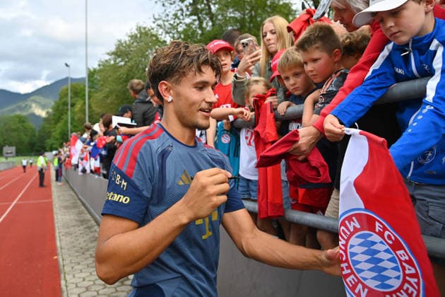 Tom Bischof (Bayern Muenchen) schreibt Autogramme fuer die Fans,Fussballfans. Oeffentliches Training FC Bayern Muenchen im Trainingslager in Rottach Egern am 27.07.2026. Fussball 1. Bundesliga,Saison 2026 2027. Â *** Tom Bischof of Bayern Munich signs autographs for fans; soccer fans; FC Bayern Munich public training session at the training camp in Rottach-Egern on July 27, 2026; Soccer, Bundesliga 1, 2026–2027 season Â