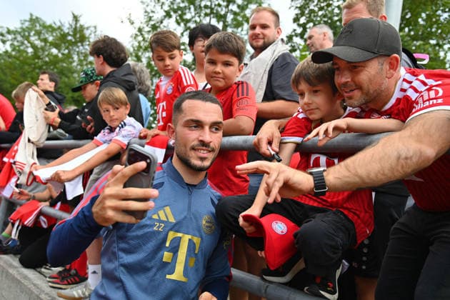 Arijon IBRAHIMOVIC (Bayern Muenchen) mach Selfies mit den Fans,Fussballfans. Oeffentliches Training FC Bayern Muenchen im Trainingslager in Rottach Egern am 27.07.2026. Fussball 1. Bundesliga,Saison 2026 2027. Â *** Arijon IBRAHIMOVIC of Bayern Munich takes selfies with fans; soccer fans at FC Bayern Munich s public training session at the training camp in Rottach Egern on July 27, 2026; Soccer, Bundesliga 1,2026–2027 season Â