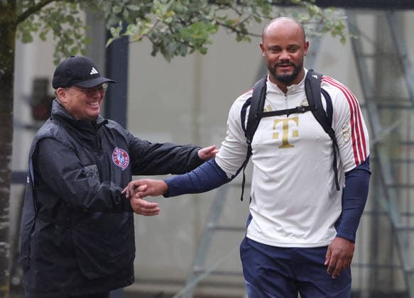27.07.2026, FC Bayern Muenchen, Trainingslager am Tegernsee , Fussball, im Bild: Vincent Kompany (FC Bayern Muenchen) gruesst jeden *** July 27, 2026, FC Bayern Munich, training camp at Lake Tegernsee, soccer, sports, pictured: Vincent Kompany; FC Bayern Munich greets everyone