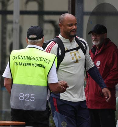 27.07.2026, FC Bayern Muenchen, Trainingslager am Tegernsee , Fussball, im Bild: Vincent Kompany (FC Bayern Muenchen) gruesst jeden *** July 27, 2026, FC Bayern Munich, training camp at Lake Tegernsee, soccer, sports, pictured: Vincent Kompany; FC Bayern Munich greets everyone