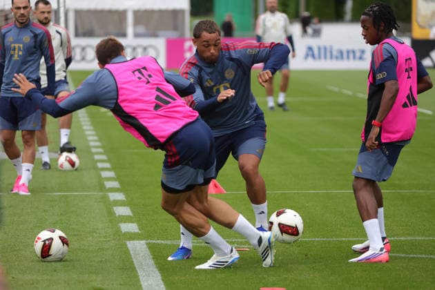 27.07.2026, FC Bayern Muenchen, Trainingslager am Tegernsee , Fussball, im Bild: Joao Palhinha (FC Bayern Muenchen) vs Armindo Sieb (FCB), Wisdom Mike (FC Bayern Muenchen) schaut zu *** July 27, 2026, FC Bayern Munich, training camp at Lake Tegernsee, soccer, sports, pictured: Joao Palhinha (FC Bayern Munich) vs. Armindo Sieb (FCB), Wisdom Mike (FC Bayern Munich) watches