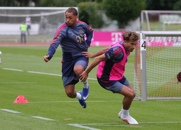 27.07.2026, FC Bayern Muenchen, Trainingslager am Tegernsee , Fussball, im Bild: Armindo Sieb (FCB) vs Tom Bischof (FC Bayern Muenchen) *** July 27, 2026, FC Bayern Munich, Training Camp at Lake Tegernsee, Soccer, Sports, Pictured: Armindo Sieb (FCB) vs. Tom Bischof (FC Bayern Munich)