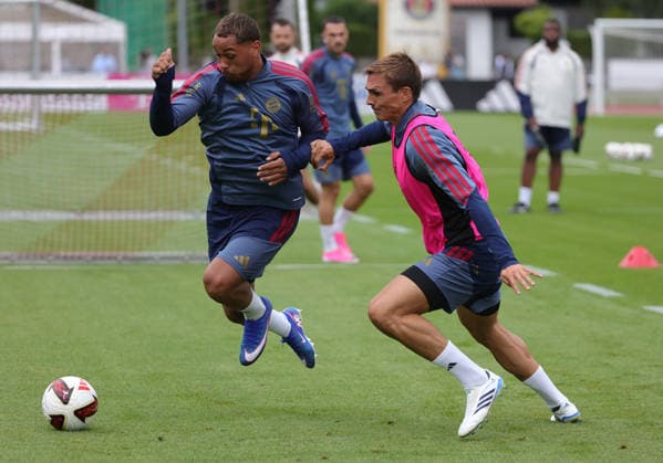 27.07.2026, FC Bayern Muenchen, Trainingslager am Tegernsee , Fussball, im Bild: Armindo Sieb (FCB) vs Joao Palhinha (FC Bayern Muenchen) *** July 27, 2026, FC Bayern Munich, Training Camp at Lake Tegernsee, Soccer, Sports, Pictured: Armindo Sieb (FCB) vs. Joao Palhinha (FC Bayern Munich)