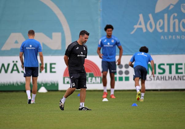 Fussball, Herren, Regionalliga Bayern, Saison 2026 2027, TSV 1860 München, Training Alper Kayabunar, Trainer (TSV 1860 München) geht über den Trainingsplatz, nachdenken, nachdenklich, in Gedanken *** Soccer, Men s, Bavarian Regional League, 2026–2027 Season, TSV 1860 Munich, Alper Kayabunar at practice, TSV 1860 Munich coach walks across the practice field, thinking, pensive, lost in thought