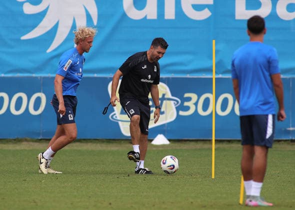 Fussball, Herren, Regionalliga Bayern, Saison 2026 2027, TSV 1860 München, Training Alper Kayabunar, Trainer (TSV 1860 München) spielt einen Ball, zeigen, vormachen *** Soccer, Men s, Bavarian Regional League, 2026–2027 Season, TSV 1860 Munich, Alper Kayabunar at practice, TSV 1860 Munich coach, playing with a ball, demonstrating, showing how it s done