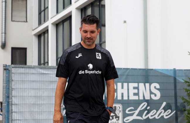 Fussball, Herren, Regionalliga Bayern, Saison 2026 2027, TSV 1860 München, Training Alper Kayabunar, Trainer (TSV 1860 München) auf dem Weg zum Trainingsplatz mit Blick nach unten *** Soccer, Men s, Bavarian Regional League, 2026–2027 Season, TSV 1860 Munich, Alper Kayabunar at practice, TSV 1860 Munich coach on his way to the practice field, looking down