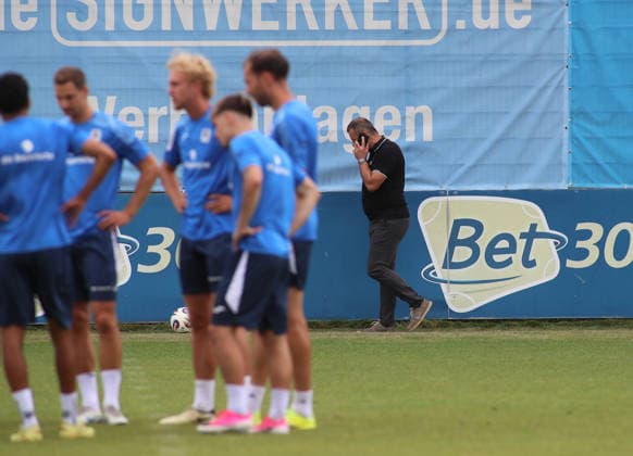 Fussball, Herren, Regionalliga Bayern, Saison 2026 2027, TSV 1860 München, Training Manfred Paula, Geschäftsführer (TSV 1860 München) am Trainingsplatz beim Telefonieren, am Telefeon *** Soccer, Men s, Bavarian Regional League, 2026–2027 Season, TSV 1860 Munich, Training: Manfred Paula, Managing Director of TSV 1860 Munich, on the phone at the training field, on the phone