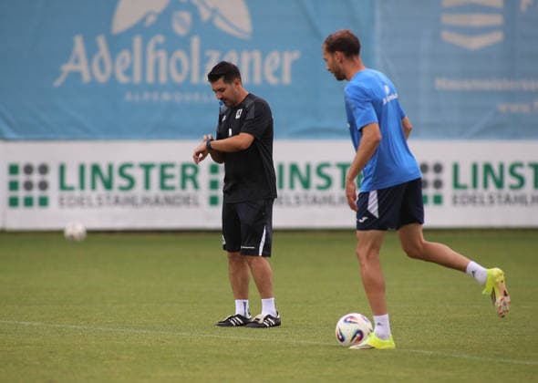 Fussball, Herren, Regionalliga Bayern, Saison 2026 2027, TSV 1860 München, Training Alper Kayabunar, Trainer (TSV 1860 München) mit Blick auf seine Uhr *** Soccer, Men s, Bavarian Regional League, 2026–2027 Season, TSV 1860 Munich, Alper Kayabunar at practice, TSV 1860 Munich coach glancing at his watch