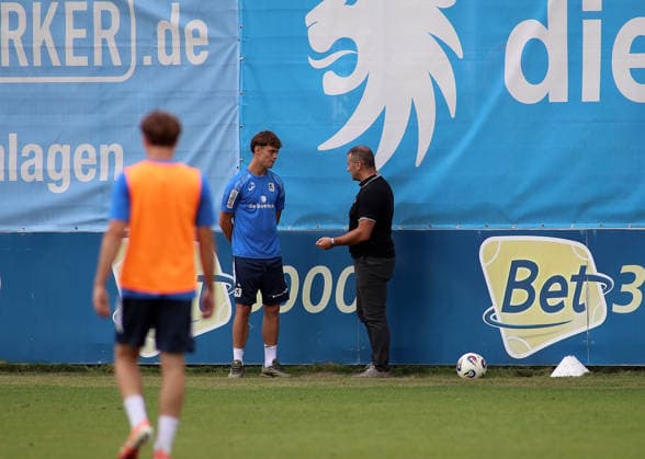Fussball, Herren, Regionalliga Bayern, Saison 2026 2027, TSV 1860 München, Training Emre Erdogan (TSV 1860 München) (li.) mit Manfred Paula, Geschäftsführer (TSV 1860 München) (re.) auf dem Trainingsplatz im Gespräch *** Soccer, Men s, Bavarian Regional League, 2026–2027 Season, TSV 1860 Munich; Emre Erdogan (left) of TSV 1860 Munich in conversation with Manfred Paula (right), managing director of TSV 1860 Munich, on the practice field