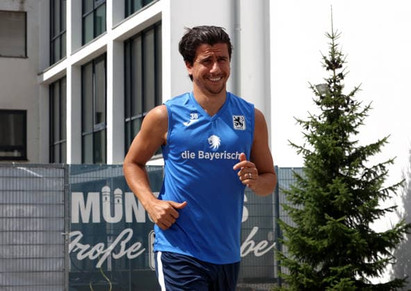 Fussball, Herren, Regionalliga Bayern, Saison 2026 2027, TSV 1860 München, Training Tunay Deniz (TSV 1860 München) auf dem Weg zum Trainingsplatz *** Soccer, Men s, Bavarian Regional League, 2026–2027 Season, TSV 1860 Munich, Training: Tunay Deniz of TSV 1860 Munich on his way to the practice field