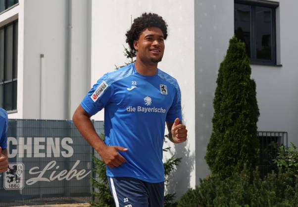Fussball, Herren, Regionalliga Bayern, Saison 2026 2027, TSV 1860 München, Training Arian Ortivero Calderon (TSV 1860 München) auf dem Weg zum Trainingsplatz *** Soccer, Men s, Bavarian Regional League, 2026–2027 Season, TSV 1860 Munich, Training: Arian Ortivero Calderon of TSV 1860 Munich on his way to the practice field