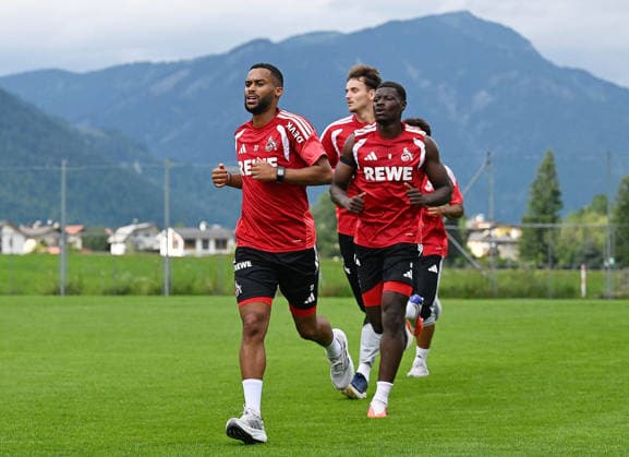25.07.2026, xophax, Fussball 1.Bundesliga, 1.FC Koeln Trainingslager . Mannschaft des 1.FC Köln in Kitzbühel .Training in Sankt Johann. Lauftraining : v.l.n.rechts : Linton Maina , Ragnar Ache Rav van den Berg ( alle 1.FC Köln ) Kitzbühel *** July 25, 2026, xophax, Soccer, Bundesliga 1, 1 FC Köln Training Camp: 1 FC Köln team in Kitzbühel; training in Sankt Johann; running drill (from left to right): Linton Maina, Ragnar Ache, Rav van den Berg—all 1 FC Köln; Kitzbühel