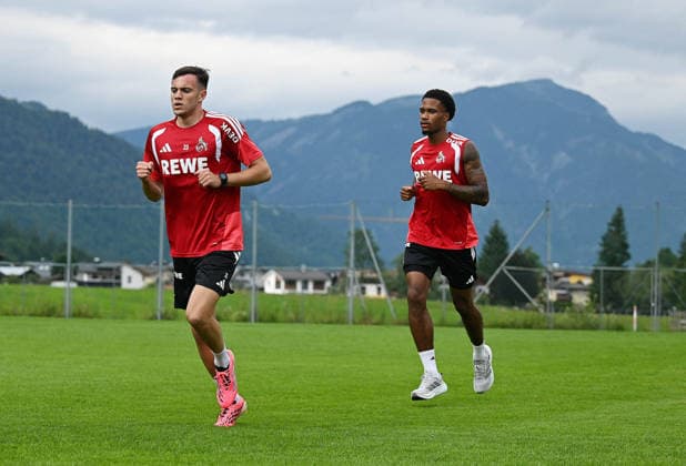 25.07.2026, xophax, Fussball 1.Bundesliga, 1.FC Koeln Trainingslager . Mannschaft des 1.FC Köln in Kitzbühel .Training in Sankt Johann. Lauftraining : V.l.n.rechts : Paul Okon - Engstler und David Fürst ( beide 1.FC Köln ) Kitzbühel *** July 25, 2026, xophax, Soccer, Bundesliga 1, 1. FC Köln Training Camp: 1. FC Köln team in Kitzbühel; training in Sankt Johann; running drill; from left to right: Paul Okon, Engstler, and David Fürst, all of 1. FC Köln; Kitzbühel