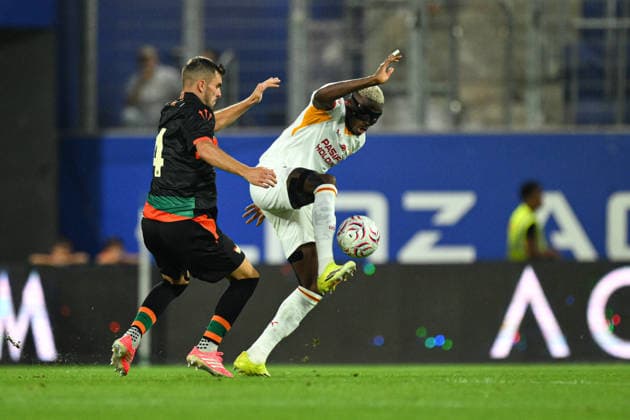 Galatasaray v Venezia FC - Friendly LINZ, AUSTRIA - JULY 27: Victor Osimhen (R) of Galatasaray in action during a pre-season friendly match between Galatasaray and Italy s Venezia FC at Hofmann Personal Stadion in Linz, Austria, on July 27, 2026. Akin Celiktas Anadolu Linz Austria. Editorial use only. Please get in touch for any other usage.  Copyright: x2026xAnadoluxAkinxCeliktasx