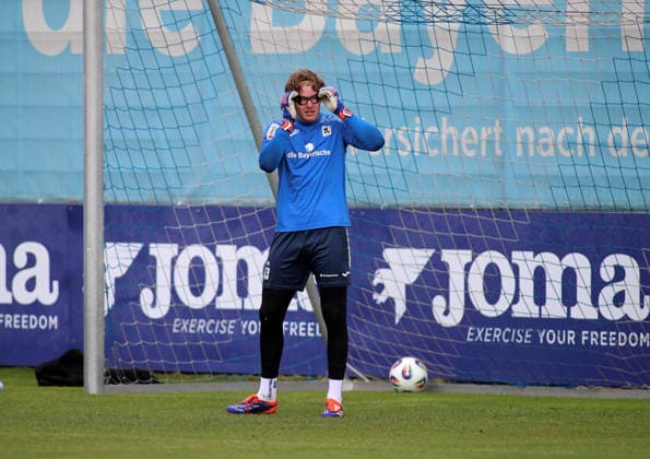 Fussball, Herren, Regionalliga Bayern, Saison 2026 2027, TSV 1860 München, Training Paul Bachmann (TSV 1860 München) mit einer Spezialbrille auf *** Soccer, Men s, Bavarian Regional League, 2026–2027 Season, TSV 1860 Munich, Paul Bachmann at TSV 1860 Munich training wearing special glasses