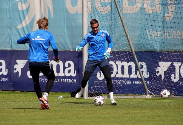 Fussball, Herren, Regionalliga Bayern, Saison 2026 2027, TSV 1860 München, Training Vitus Eicher (TSV 1860 München) mit einer Spezialbrille auf, spielt einen Ball *** Soccer, Men s, Bavarian Regional League, 2026–2027 Season, TSV 1860 Munich, Training: Vitus Eicher of TSV 1860 Munich, wearing special glasses, plays a ball