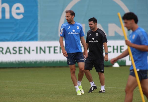 Fussball, Herren, Regionalliga Bayern, Saison 2026 2027, TSV 1860 München, Training Michael Eberwein (TSV 1860 München) (li.) mit Alper Kayabunar, Trainer (TSV 1860 München) (re.) auf dem Platz *** Soccer, Men s, Bavarian Regional League, 2026–2027 Season, TSV 1860 Munich, Training: Michael Eberwein (TSV 1860 Munich, left) with Alper Kayabunar, Coach of TSV 1860 Munich (right), on the field