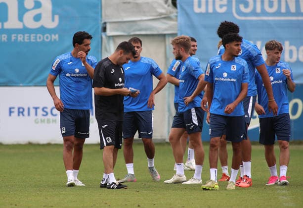 Fussball, Herren, Regionalliga Bayern, Saison 2026 2027, TSV 1860 München, Training Alper Kayabunar, Trainer (TSV 1860 München) zusammen mit der Mannschaft *** Soccer, Men s, Bavarian Regional League, 2026–2027 Season, TSV 1860 Munich, Alper Kayabunar at practice, TSV 1860 Munich coach with the team