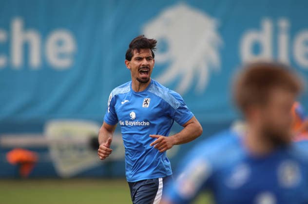 Fussball, Herren, Regionalliga Bayern, Saison 2026 2027, TSV 1860 München, Training Deniz Haimerl, Probespieler derzeit beim TSV 1860 München, Kopf, Oberkörper, schreien, rufen *** Soccer, Men s, Bavarian Regional League, 2026–2027 Season, TSV 1860 Munich, Deniz Haimerl in training, trial player currently with TSV 1860 Munich, head, upper body, shouting, calling out