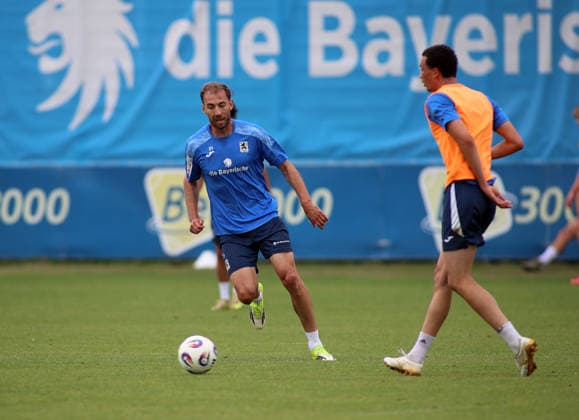 Fussball, Herren, Regionalliga Bayern, Saison 2026 2027, TSV 1860 München, Training Michael Eberwein (TSV 1860 München) mit Blick auf den Ball *** Soccer, Men s, Bavarian Regional League, 2026–2027 Season, TSV 1860 Munich, Training: Michael Eberwein of TSV 1860 Munich looking at the ball