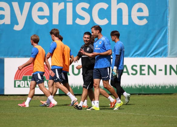 Fussball, Herren, Regionalliga Bayern, Saison 2026 2027, TSV 1860 München, Training Alper Kayabunar, Trainer (TSV 1860 München) (li.) mit Michael Eberwein (TSV 1860 München) (re.) im Gespräch auf dem Platz *** Soccer, Men s, Bavarian Regional League, 2026–2027 Season, TSV 1860 Munich, Alper Kayabunar at practice; TSV 1860 Munich coach (left) and Michael Eberwein (right) in conversation on the field