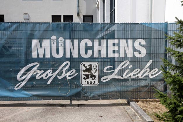 Fussball, Herren, Regionalliga Bayern, Saison 2026 2027, TSV 1860 München, Training Hier der Schriftzug Münchens große LIebe und Logo auf einer Plane, Symbolbild *** Soccer, Men s, Bavarian Regional League, 2026–2027 Season, TSV 1860 Munich, Training: Here, the phrase Münchens große Liebe and the logo are featured on a tarp; stock image