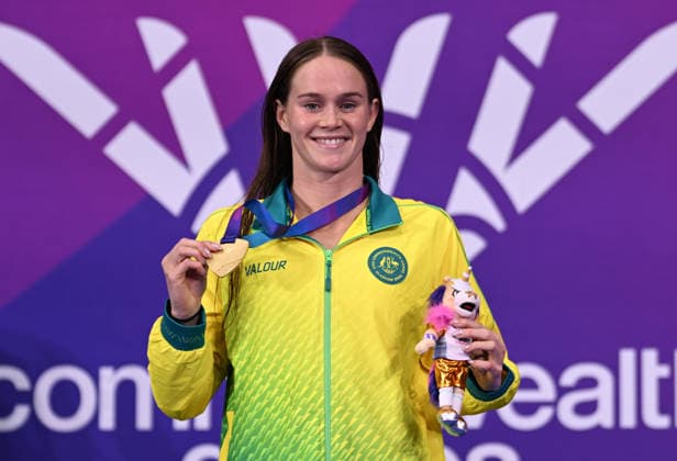 COM26 SWIMMING FINALS, Gold medalist Alex Perkins of Australia poses on the podium after winning the Women™s 100m Butterfly Final at the Glasgow 2026 Commonwealth Games at the Tollcross International Swimming Centre in Glasgow, Scotland, Monday, July 27, 2026. ( NO ARCHIVING, EDITORIAL USE ONLY Glasgow Scotland United Kingdom  Copyright: xDEANxLEWINSx 20260728187889309569