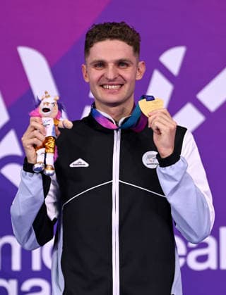 COM26 SWIMMING FINALS, Gold medalist Lewis Clareburt of New Zealand celebrates during the Men s 200m Butterfly Medal Ceremony at the Glasgow 2026 Commonwealth Games at the Tollcross International Swimming Centre in Glasgow, Scotland, Monday, July 27, 2026. ( NO ARCHIVING, EDITORIAL USE ONLY Glasgow Scotland United Kingdom  Copyright: xDEANxLEWINSx 20260728137818735036