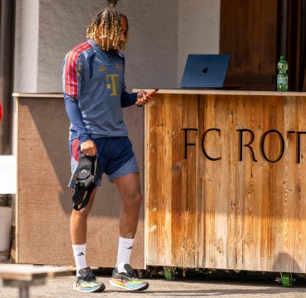 27.07.2026, Fussball Bundesliga 2026 2027, Trainingslager FC Bayern München in Rottach-Egern am Tegernsee (Bayern). Sacha Boey (FC Bayern München) kommt mit Handy zum Trainingsplatz. *** July 27, 2026, 2026–2027 Bundesliga, FC Bayern Munich training camp in Rottach Egern on Lake Tegernsee, Bavaria, Sacha Boey, FC Bayern Munich arrives at the training field with his cell phone