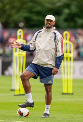 27.07.2026, Fussball Bundesliga 2026 2027, Trainingslager FC Bayern München in Rottach-Egern am Tegernsee (Bayern). Trainer Vincent Kompany (FC Bayern München) gibt lautstark Anweisungen *** July 27, 2026, 2026–2027 Bundesliga, FC Bayern Munich training camp in Rottach Egern on Lake Tegernsee; Bayern coach Vincent Kompany gives loud instructions