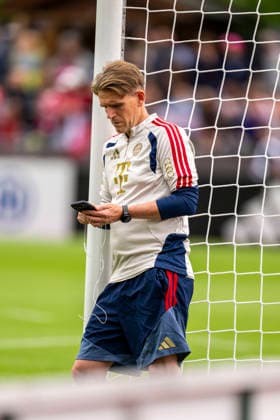 27.07.2026, Fussball Bundesliga 2026 2027, Trainingslager FC Bayern München in Rottach-Egern am Tegernsee (Bayern). Sportdirektor Christoph Freund (Bayern München) schaut nachdenklich auf sein Handy. *** July 27, 2026, 2026–2027 Bundesliga, FC Bayern Munich training camp in Rottach Egern on Lake Tegernsee; Bayern sporting director Christoph Freund; Bayern Munich looks thoughtfully at his cell phone