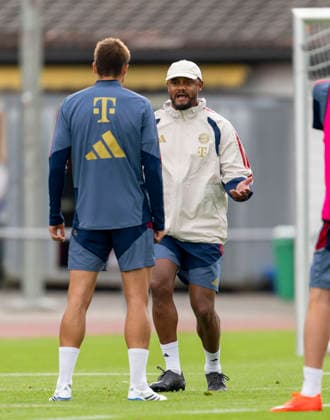 27.07.2026, Fussball Bundesliga 2026 2027, Trainingslager FC Bayern München in Rottach-Egern am Tegernsee (Bayern). re: Trainer Vincent Kompany (FC Bayern München) instruiert Joao Palhinha (FC Bayern München) *** July 27, 2026, 2026–2027 Bundesliga, FC Bayern Munich training camp in Rottach-Egern on Lake Tegernsee, Bayern coach Vincent Kompany instructs Joao Palhinha, FC Bayern Munich