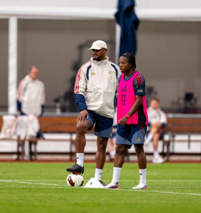 27.07.2026, Fussball Bundesliga 2026 2027, Trainingslager FC Bayern München in Rottach-Egern am Tegernsee (Bayern). Trainer Vincent Kompany (FC Bayern München) nachdenklich neben Wisdom Mike (FC Bayern München) *** July 27, 2026, 2026–2027 Bundesliga, FC Bayern Munich training camp in Rottach Egern on Lake Tegernsee; Bayern coach Vincent Kompany looks pensive next to Mike Wisdom of FC Bayern Munich