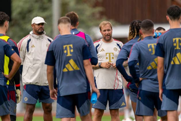 27.07.2026, Fussball Bundesliga 2026 2027, Trainingslager FC Bayern München in Rottach-Egern am Tegernsee (Bayern). Trainer Vincent Kompany (FC Bayern München) nachdenklich re: Co-Trainer Aaron Danks (Bayern München) *** July 27, 2026, 2026–2027 Bundesliga, FC Bayern Munich training camp in Rottach-Egern on Lake Tegernsee, Bayern coach Vincent Kompany, FC Bayern Munich, pensive, assistant coach Aaron Danks, Bayern Munich