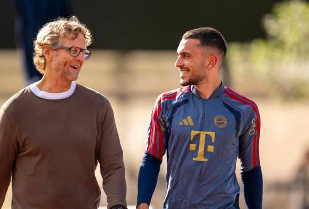 27.07.2026, Fussball Bundesliga 2026 2027, Trainingslager FC Bayern München in Rottach-Egern am Tegernsee (Bayern). v.li: Pressesprecher Dieter Nickles (BAyern München) mit Arijon Ibrahimovic (Bayern München) *** July 27, 2026, 2026–2027 Bundesliga, FC Bayern Munich training camp in Rottach Egern on Lake Tegernsee, Bavaria; from left: Press Officer Dieter Nickles of Bayern Munich with Arijon Ibrahimovic, Bayern Munich